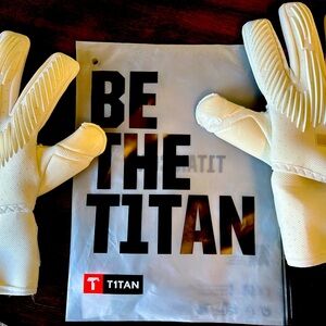 Titan Goal Keeper Gloves Rebel 2.0 White-Out size 10, NEW
